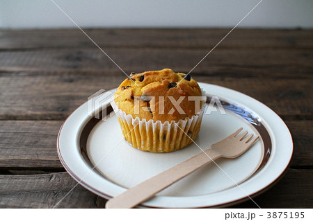 手作りのチョコチップ入りのしっとりカボチャマフィン 手作りのチョコチップ入りのしっとりカボチャマフィン 3875195