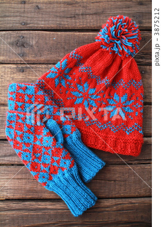 手編みのノルディック柄のニット帽と北欧風ミトン 3875212