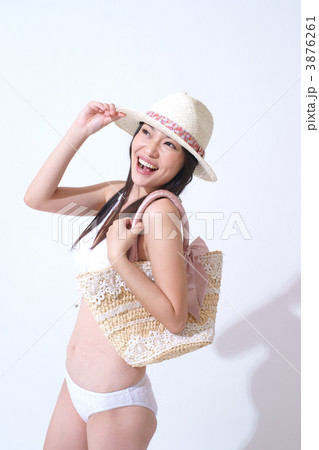 水着の若い女性 3876261