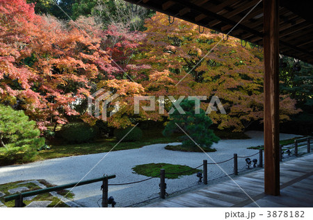 南禅寺天授庵 枯山水庭園の縁側の写真素材