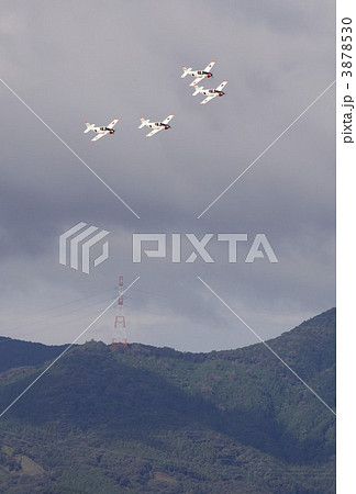 山口県下関市の海上自衛隊小月航空基地の航空ショーで密集編隊を組んで曲技飛行するt 5初等練習機の写真素材