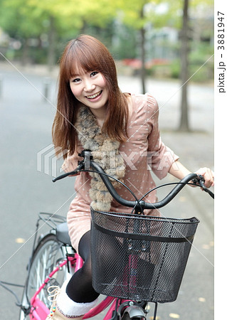 自転車の女性 3881947
