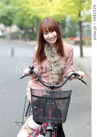 自転車の女性 3882026