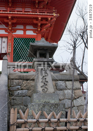 清水寺　仁王門と石灯籠 3887019