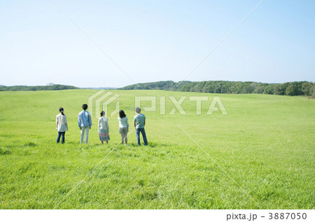 草原に並ぶ若者たちの後姿 3887050