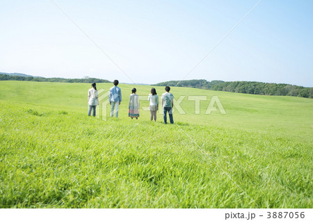 草原に並ぶ若者たちの後姿 草原に並ぶ若者たちの後姿 3887056