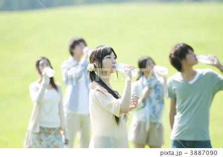 草原で水を飲む若者たち 草原で水を飲む若者たち 3887090