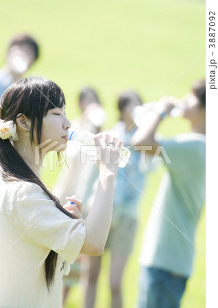 草原で水を飲む若者たち 草原で水を飲む若者たち 3887092