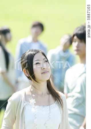 草原でリラックスする若者たち 草原でリラックスする若者たち 3887103