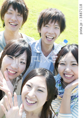草原で微笑む若者たち 草原で微笑む若者たち 3887118