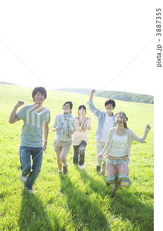 草原を走る若者たち 3887355