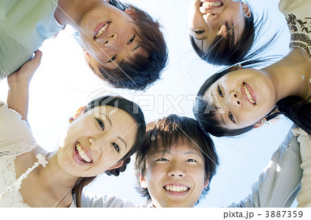 円陣を組む若者たち 3887359