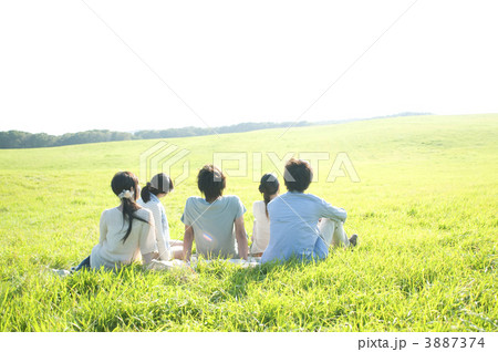 草原に座る若者たちの後姿 草原に座る若者たちの後姿 3887374