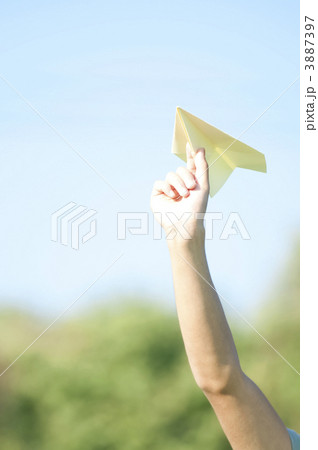 紙飛行機を飛ばす手元 3887397