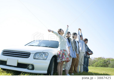 車の側でリラックスする若者たち 車の側でリラックスする若者たち 3887425