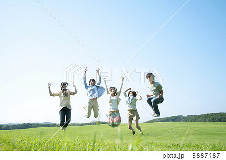 草原でジャンプをする若者たち 3887487