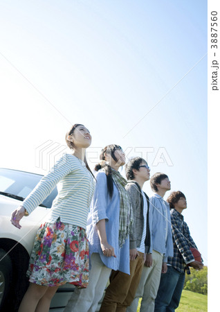 車の側でリラックスする若者たち 3887560