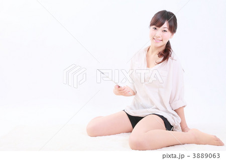 くつろぐ女性 3889063