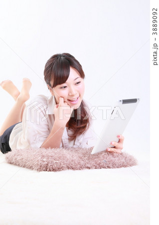 くつろぐ女性 3889092