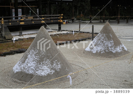 雪の上賀茂神社 3889339