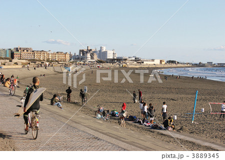 賑わいを見せる湘南 3889345