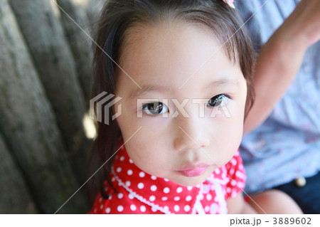 ママの横に座る女児 3889602