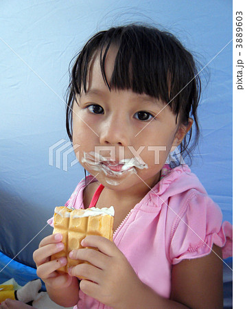 もなかアイスを食べる女児 3889603