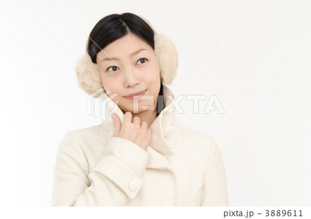 コートと耳当てをした女性 3889611
