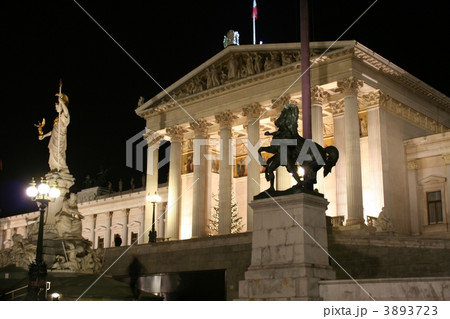 ウイーン国会議事堂ライトアップ オーストリアの写真素材