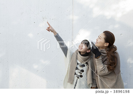 防寒着を着た女の子のポートレート 3896198