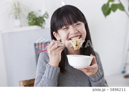 楽しそうに食事をする女の子 3896211