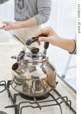 食事の後片付けをする男女の手元 食事の後片付けをする男女の手元 3896245