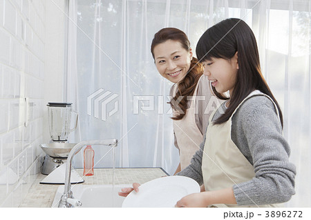 食器洗いをする母と娘 3896272