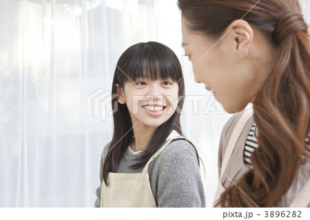 母のお手伝いをする女の子 3896282