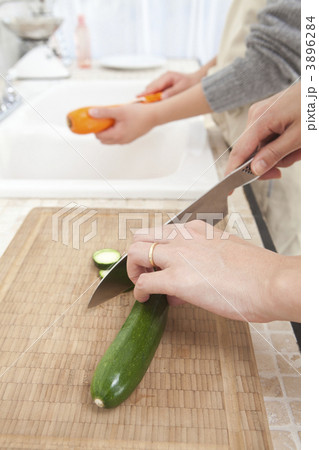 料理をする母と娘の手元 料理をする母と娘の手元 3896284