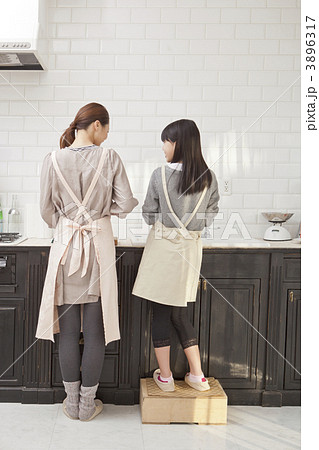 食器洗いをする母と娘 食器洗いをする母と娘 3896317