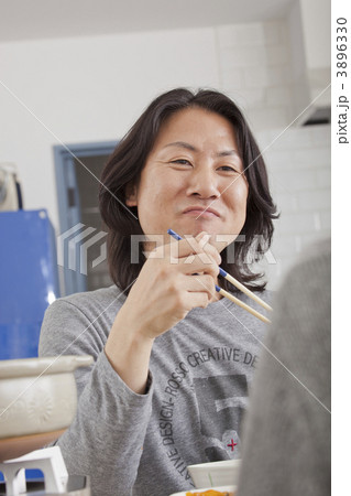 家族団欒の食卓 3896330