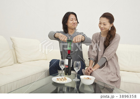 ワインを開ける男女 3896358