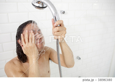 シャワーを浴びる男性 シャワーを浴びる男性 3896380