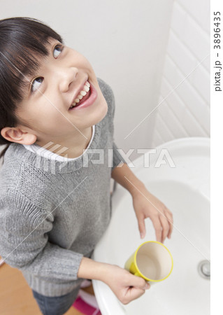 うがいをする女の子 うがいをする女の子 3896435