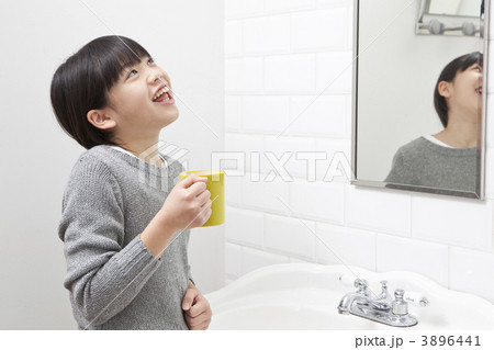 うがいをする女の子 3896441