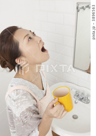 うがいをする女性 うがいをする女性 3896563