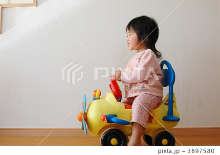 コンビカーで遊ぶ女の子 3897580