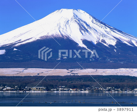 冬の富士山と山中湖 冬の富士山と山中湖 3897911