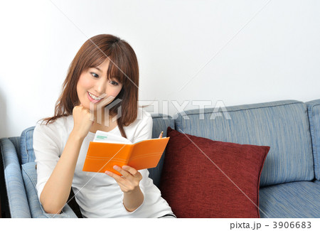 スケジュールを確認する女性 3906683
