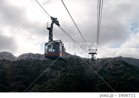 樹氷の上空を滑空するロープウェイ 3906711