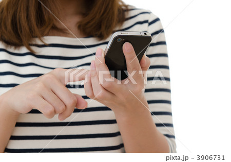 スマートフォンを持つ女性の手元 3906731