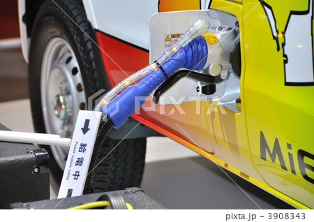 電気自動車充電中 電気自動車充電中 3908343