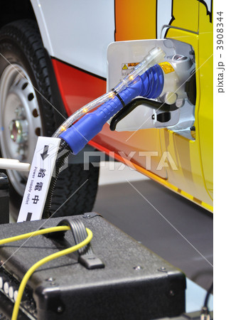 電気自動車充電中 3908344