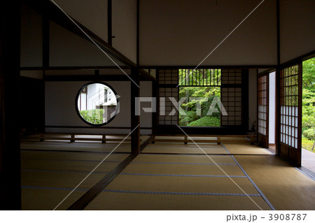 京都　源光庵の悟りの窓と迷いの窓 3908787